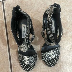 Steve Madden 6 in high heel shoes